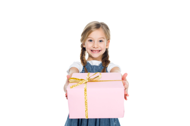 adorable enfant avec boîte cadeau rose, isolé sur blanc
 - Photo, image