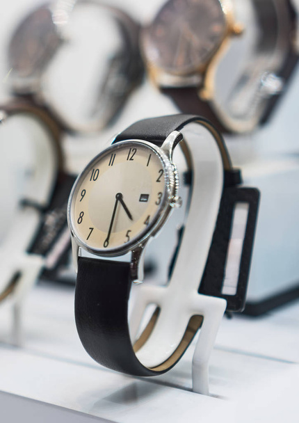 Collectie van moderne horloges in de etalage. - Foto, afbeelding