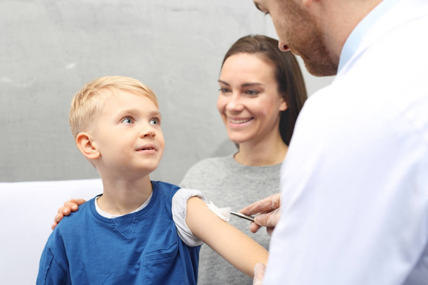 Schutzimpfung des Kindes. Mutter mit Kind in Arztpraxis zur Impfung - Foto, Bild