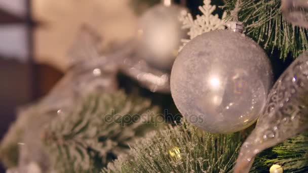 Weihnachtskugeln am Weihnachtsbaum. Nahaufnahme. Selektiver Fokus - Filmmaterial, Video