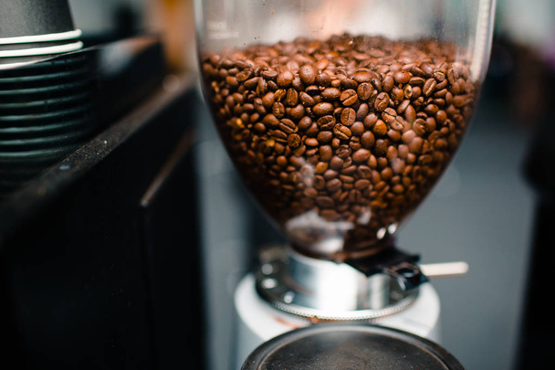 Koffie, beens in grinder, fase 1 - Foto, afbeelding