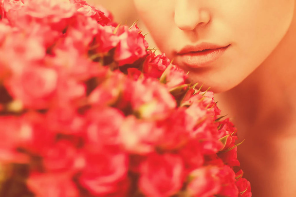 Dość młoda kobieta i kwiaty - Zdjęcie, obraz