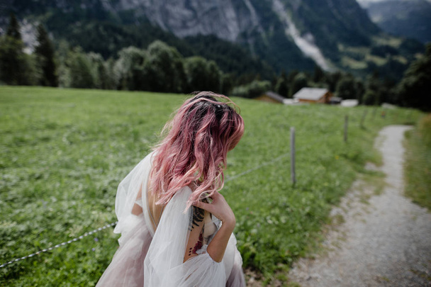 όμορφη νεαρή νύφη πεζοπορία στην κοιλάδα του βουνού στις Άλπεις - Φωτογραφία, εικόνα