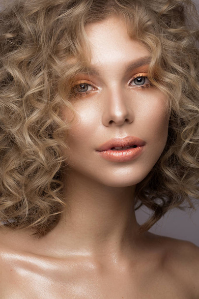 Beautiful blonde girl with curls and gentle make-up. Beauty face. - Foto, Imagem