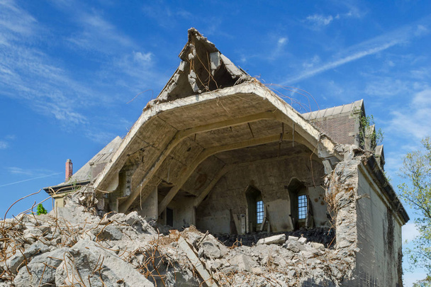 зруйноване будівництво, знесення будинку
 - Фото, зображення