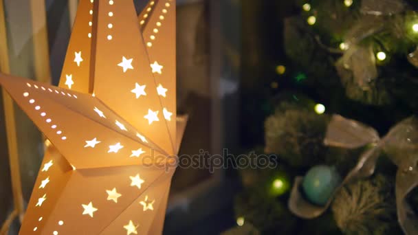 Decoración navideña en árbol con luces. Árbol de Navidad con luz de Navidad. enfoque selectivo. de cerca
 - Imágenes, Vídeo