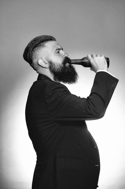 Bearded man with beer bottle - Fotoğraf, Görsel