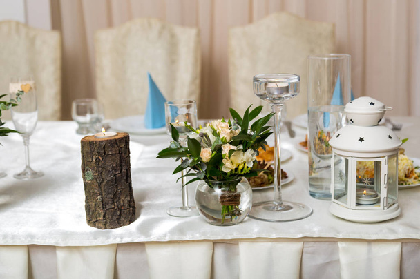 Belle table de mariage pour les jeunes mariés est éclairée par des bougies
 - Photo, image
