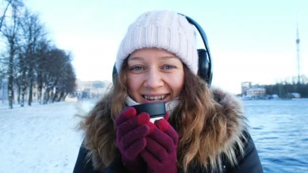 Πορτρέτο του ένα κορίτσι όμορφο χειμώνα με καπέλο, 4k. - Πλάνα, βίντεο