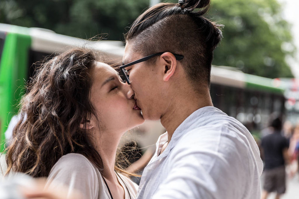 junges asiatisches Paar macht Selfie - Foto, Bild