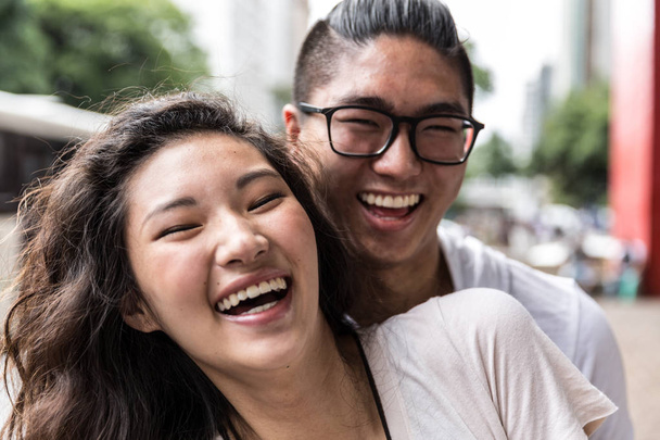 Mladá Asiatka pár všeobjímající Reklamní fotografie - Fotografie, Obrázek