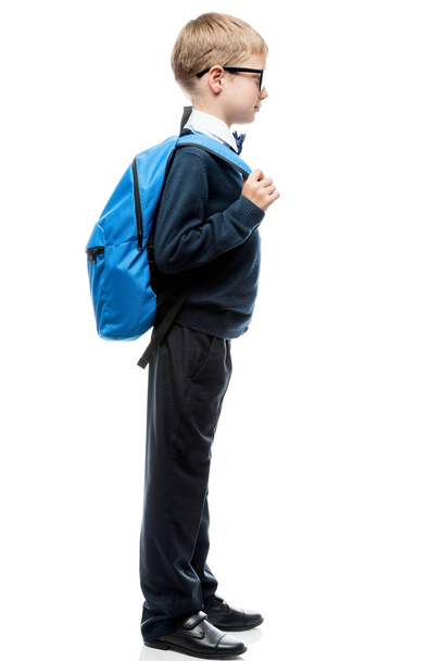 Junge in Schuluniform mit Rucksack in voller Länge Seitenansicht, po - Foto, Bild
