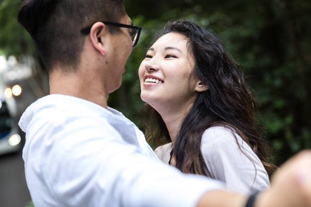 Asian pár, a Park vesz egy Selfie - Fotó, kép