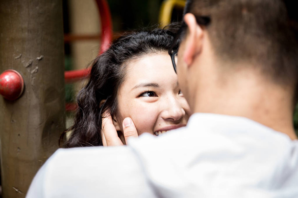 Nuori aasialainen pari nauttii intiimistä hetkestä
 - Valokuva, kuva