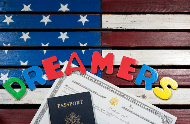 Dreamers käsite käyttäen oikeinkirjoitus kirjaimia Yhdysvaltain lipun
 - Valokuva, kuva