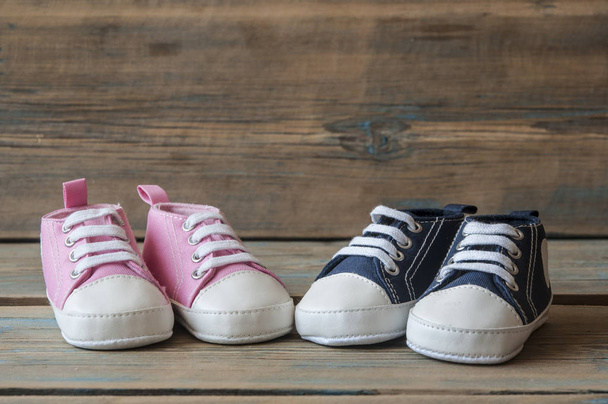 Scarpe colorate per bambini su sfondo di legno
 - Foto, immagini