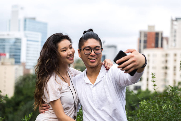 Asiatico coppia taking un selfie
 - Foto, immagini