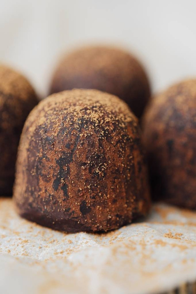Смачні шоколадні трюфелі з какао на папері
  - Фото, зображення
