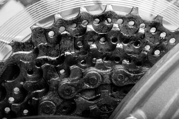 close-up de um mecanismo de bicicleta, lubrificado com óleo de máquina
 - Foto, Imagem