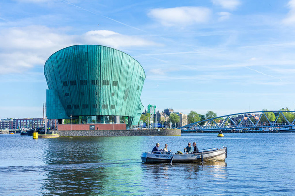 Ámsterdam, Países Bajos - 31 de mayo de 2017: hermosa vista del museo de ciencia Nemo de Ámsterdam
 - Foto, Imagen
