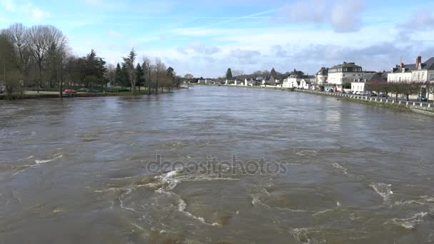 Loir-et-Cher, France-24 janvier 2018 : La rivière Cher est un affluent de la Loire. Château de Montrichard est sur la rive droite de la rivière
.  - Séquence, vidéo