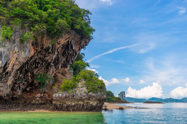 Скелясте узбережжі острова в провінції Крабі, Таїланд - Фото, зображення