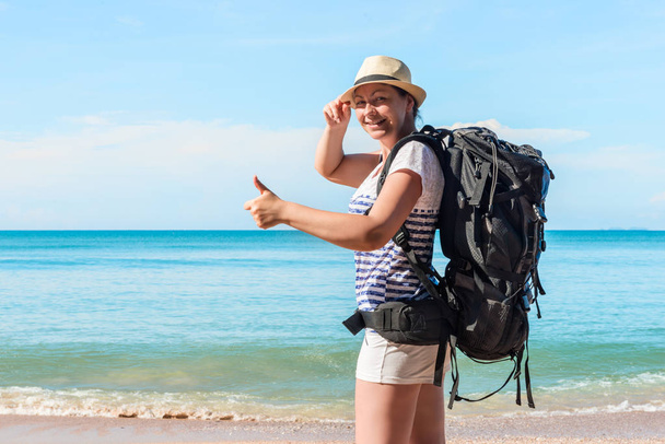 νεαρό θηλυκό τουριστών με ένα σακίδιο που είναι χαρούμενος στην παραλία της Thail - Φωτογραφία, εικόνα