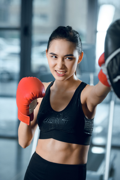 ekspresyjny młodych kobiet bokser treningu na siłowni - Zdjęcie, obraz