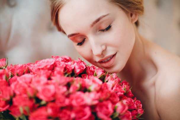 Pretty young female and flowers - Foto, imagen