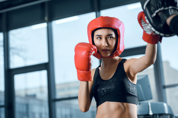 equipado jovem boxeador do sexo feminino formação no ginásio
 - Foto, Imagem