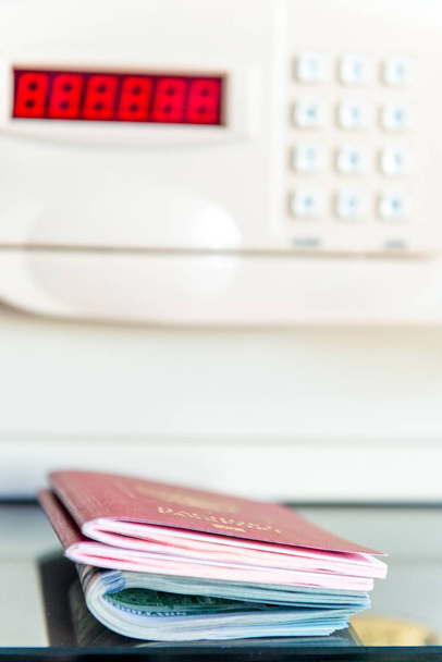 Pasaport seyahat etmek ve kasanın arka plan üzerinde para ben - Fotoğraf, Görsel