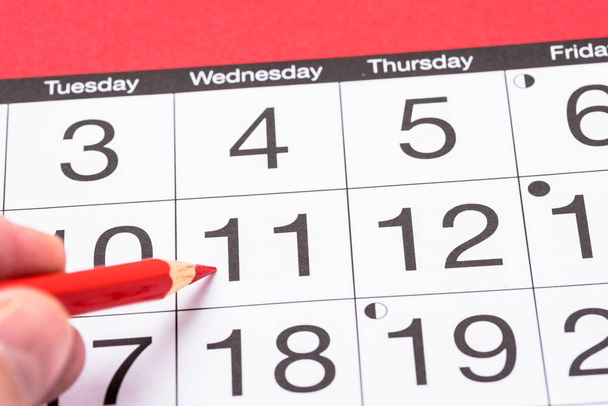 Lähikuva Kalenterin kanssa käsi punainen kynä Merkintä tärkeä päivä
 - Valokuva, kuva