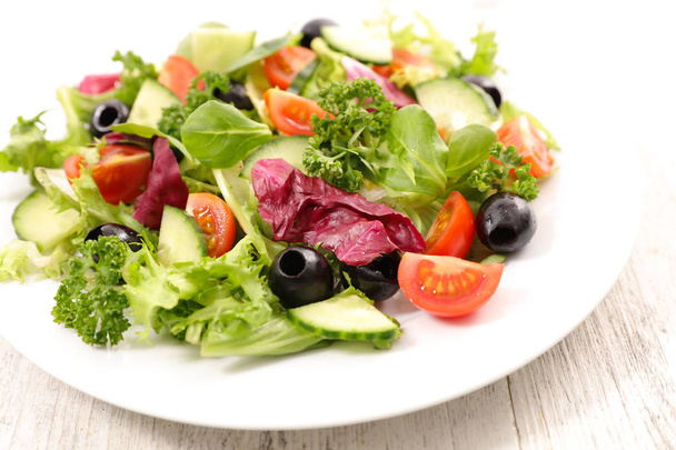 Míchaný zeleninový salát na dřevěný stůl, detailní zobrazení - Fotografie, Obrázek