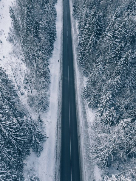 Country Road menee läpi kauniin lumen peitossa maisemia. Antenninäköala
. - Valokuva, kuva