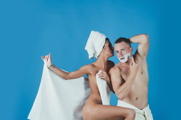 skincare and everyday life. skincare of man trimming near naked girlfriend. - Foto, Bild
