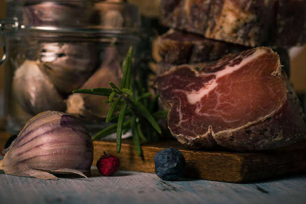Деталь сушеного мяса дикого кабана на рубке доски
 - Фото, изображение