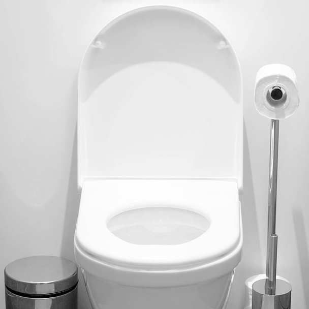 fehér WC a fürdőszobában - Fotó, kép