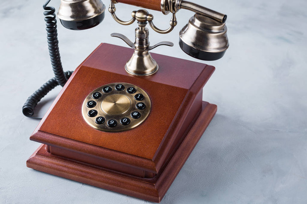 telefone retro, de madeira, velho, telefone em uma mesa cinza
 - Foto, Imagem
