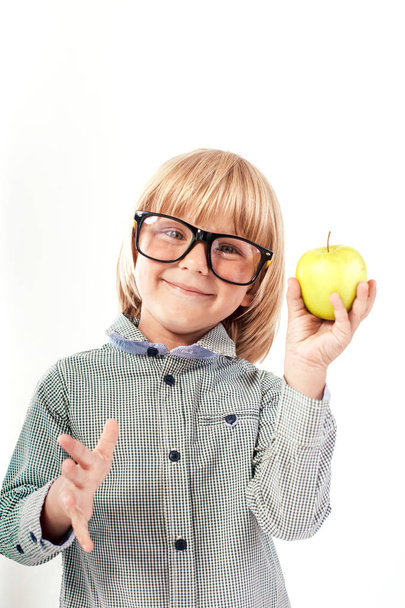 Porträt eines glücklichen Schuljungen mit roter Fliege und Apfel auf weißem Hintergrund. Bildung, isoliert. Vorschule.  - Foto, Bild