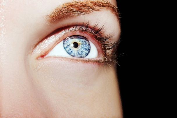 Piękne spojrzenie kobiecego oka. Zbliżenie strzału - Zdjęcie, obraz