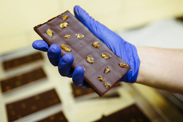 Βιοτέχνη σοκολάτας κάνοντας στο εργοστάσιο - Φωτογραφία, εικόνα