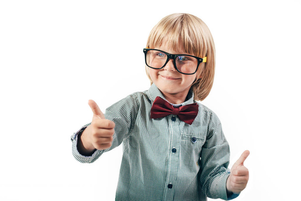 Portrét šťastný kluk na sobě červený motýlek s brýlemi na bílém pozadí. Vzdělání, izolovaný. Škola školka. - Fotografie, Obrázek