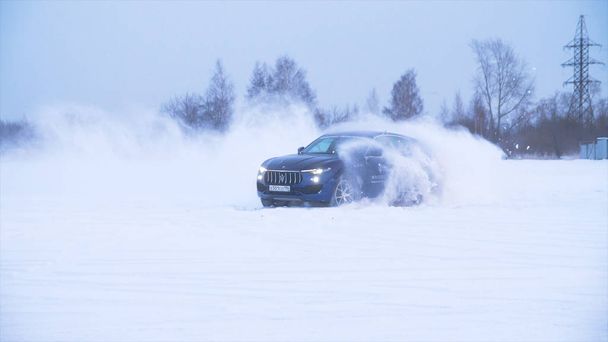 Sportovní auta ve sněhu. Stroj demonstruje schopnost jízdy na zasněžené silnici, vznášející se a manévrování - Fotografie, Obrázek