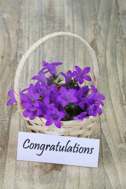 Carte de félicitations avec panier de fleurs campanula
 - Photo, image