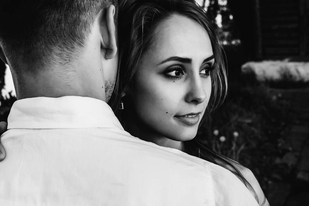 Siyah ve beyaz fotoğraf üzerinde onun sevgili güzel kız adam hugs - Fotoğraf, Görsel