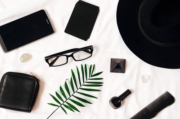 fekete női stílus. szemüveg, telefon, névjegykártya, pénztárca, kalap. üzleti szett - Fotó, kép