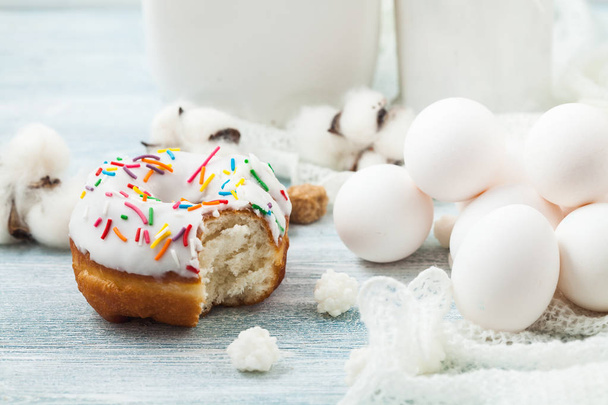 Donuts con glaseado en una mesa blanca, huevos blancos, menú concepto de Pascua, restaurante receta concepto Servido en
. - Foto, Imagen