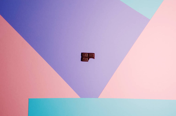 view from above. a small piece of milk chocolate. background gradient - Zdjęcie, obraz