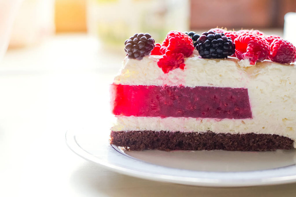Home mousse cake with cottage cheese and jello with raspberries and blackberries. The concept of proper nutrition, weight loss, health holidays - Fotografie, Obrázek