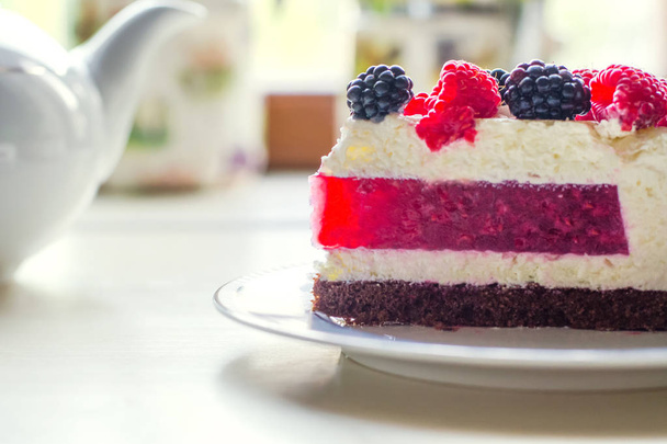 Home mousse cake with cottage cheese and jello with raspberries and blackberries. The concept of proper nutrition, weight loss, health holidays - Photo, image